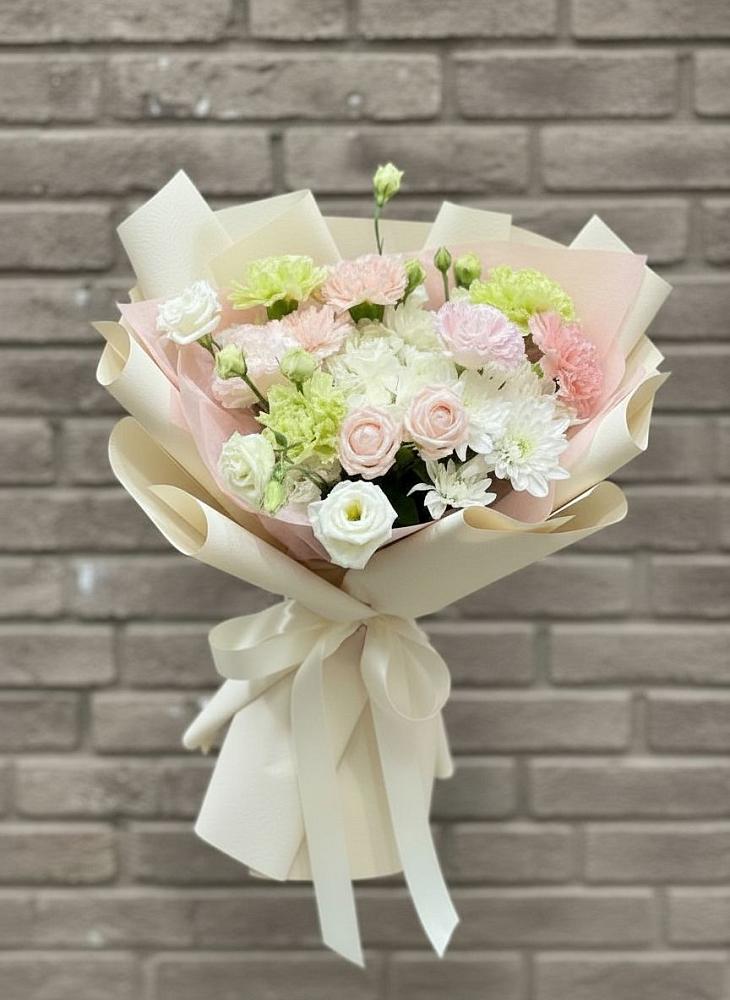 Букет цветов из: Гвоздики, Розы, Лизиантусы и Хризантемы в Терновском