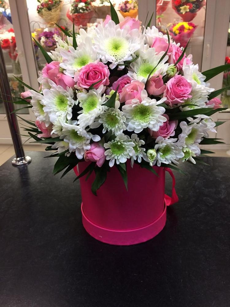 Цветочная композиция из Розы и Хризантемы в шляпной коробке в Терновском