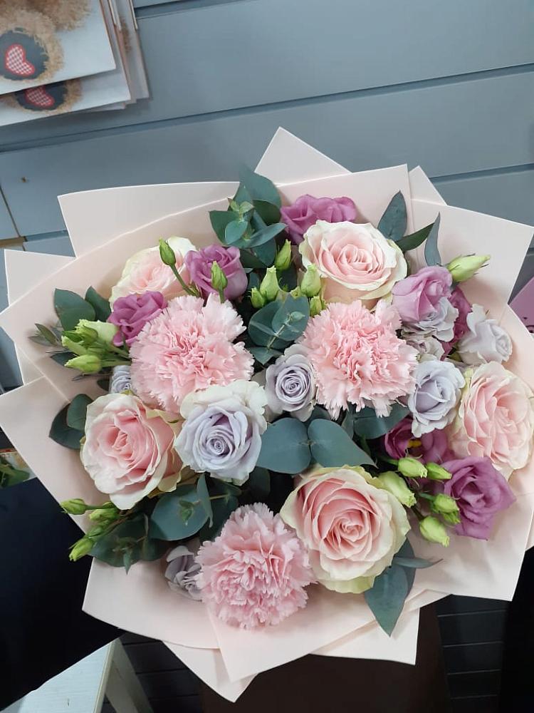 Букет цветов из: Розы, Гвоздики и Лизиантусы в Терновском